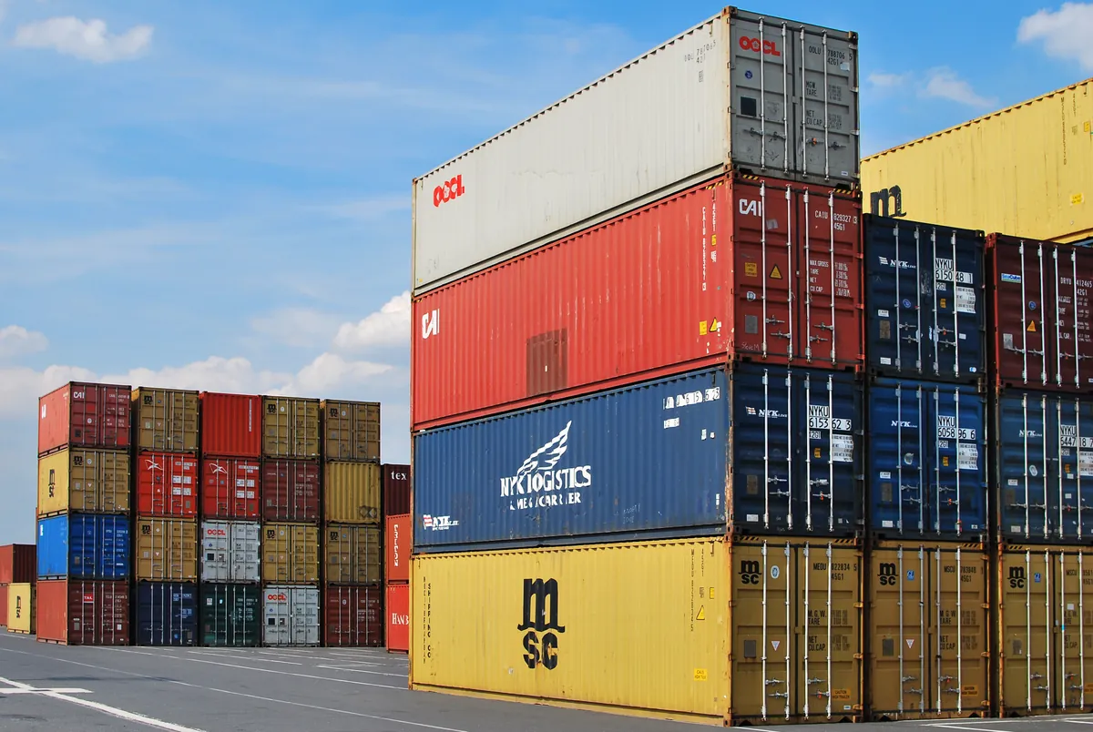 Contenedores de logística y comercio internacional